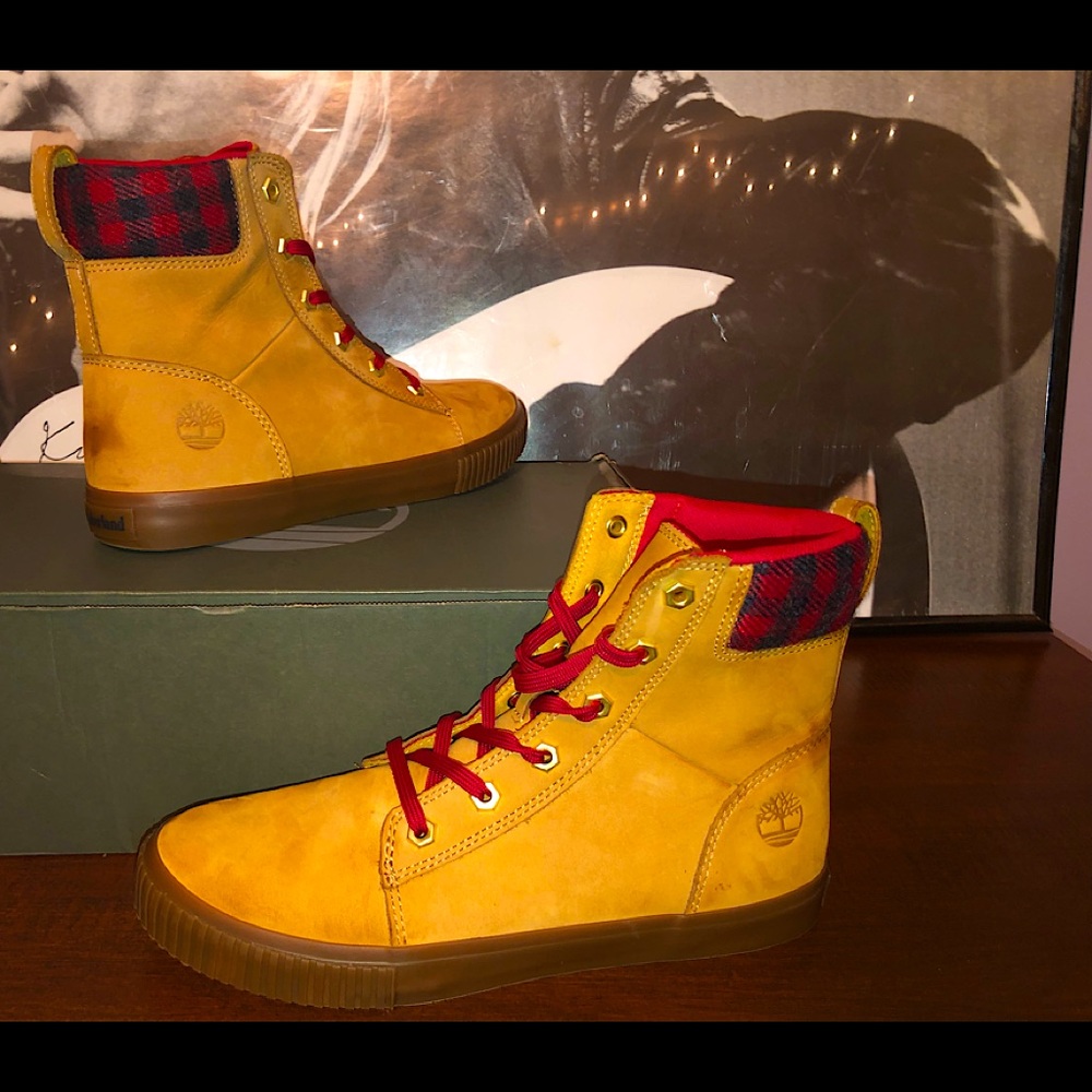Women’s Timberland Boots-NEW